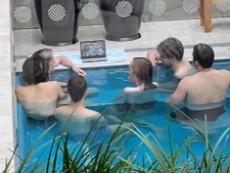 这就是获胜的秘诀?GG在Major夺冠后全队泡澡看录像